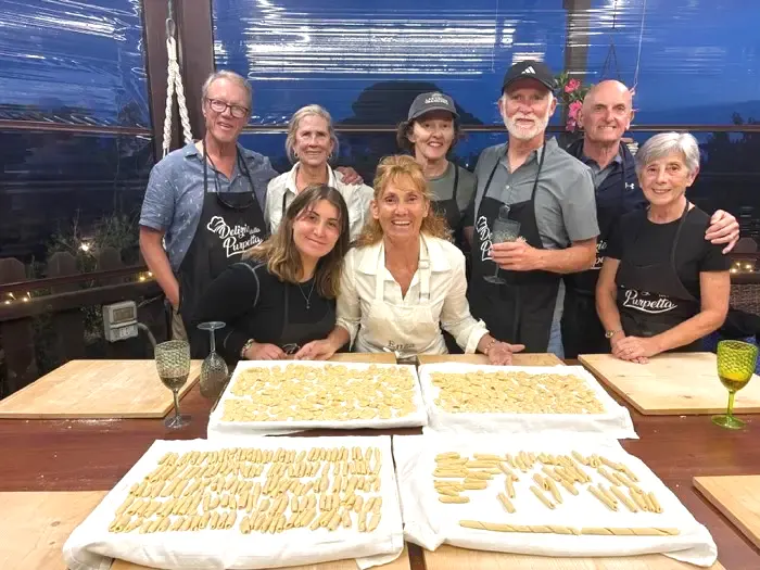 Gruppo di ospiti durante una cooking class di pasta fatta a mano in Puglia
