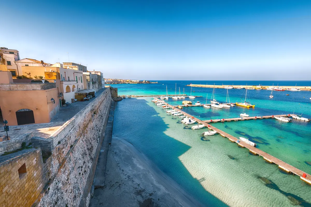 Lungomare e porto di Otranto con le barche ormeggiate