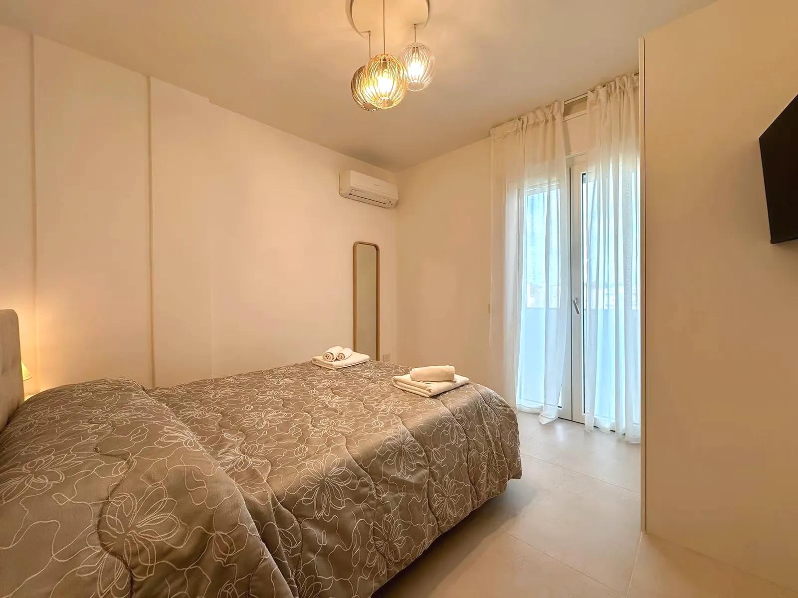 Camera da letto con accesso al balcone, appartamento Borea Otranto