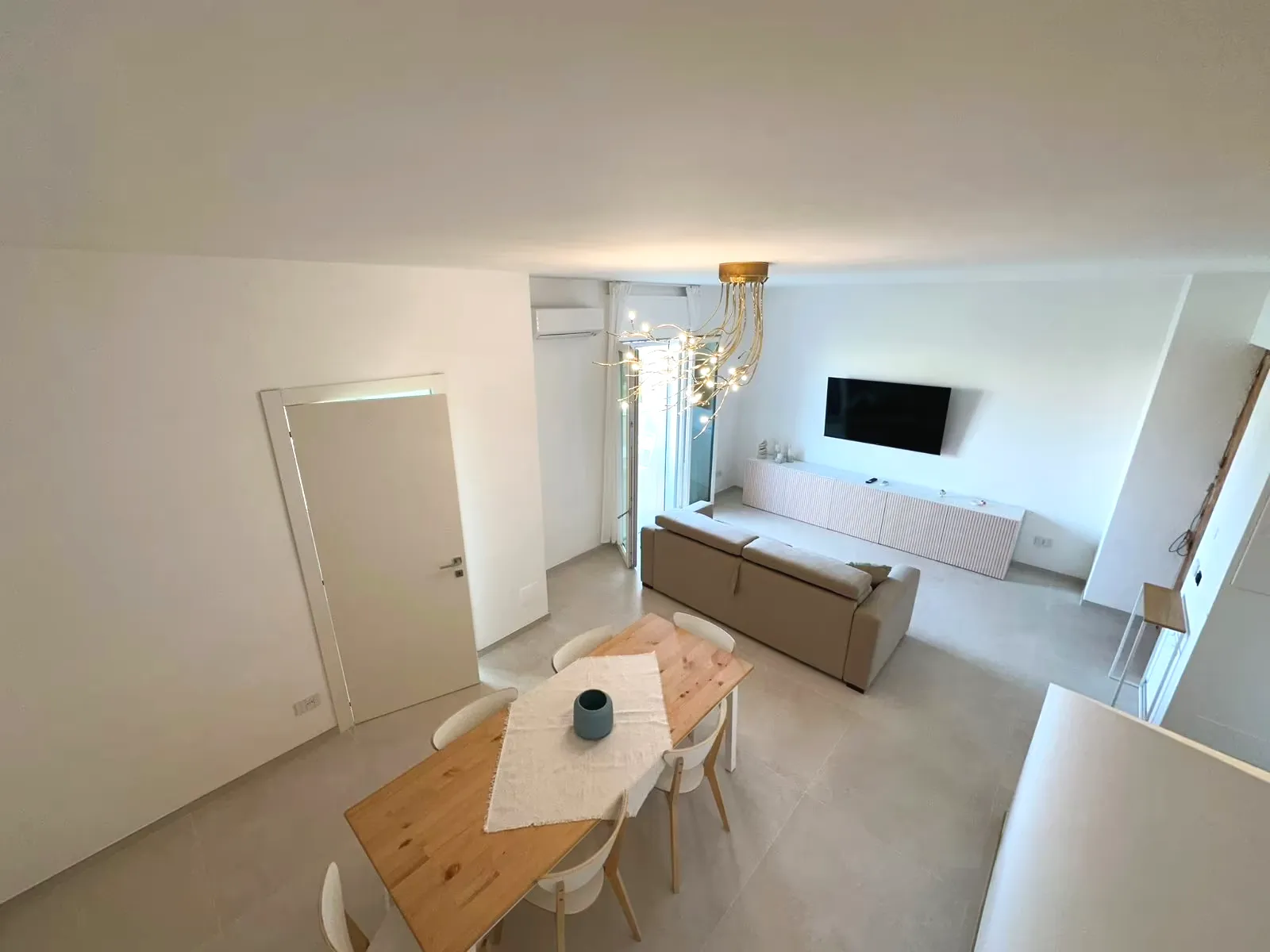 Zona giorno con soggiorno e sala da pranzo, appartamento Borea Otranto