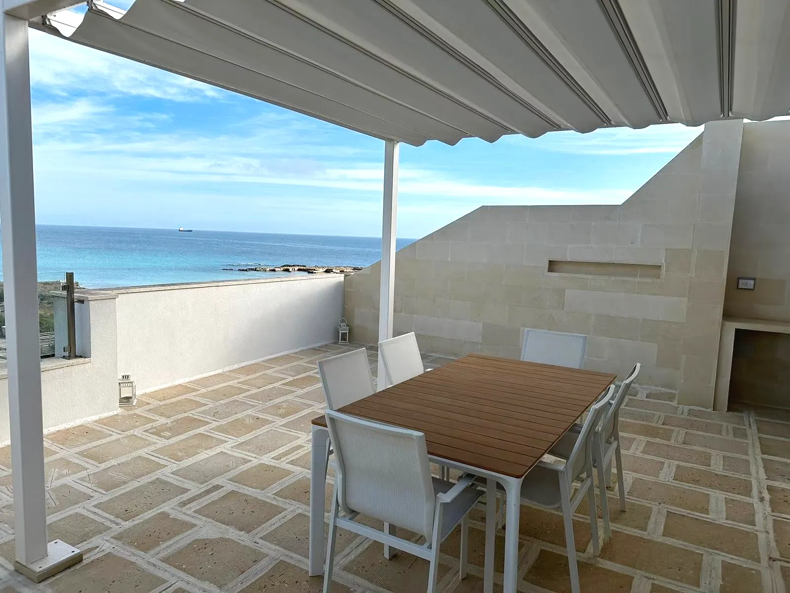 Terrazza panoramica di Borea con tavolo da pranzo e vista sul mare di Otranto