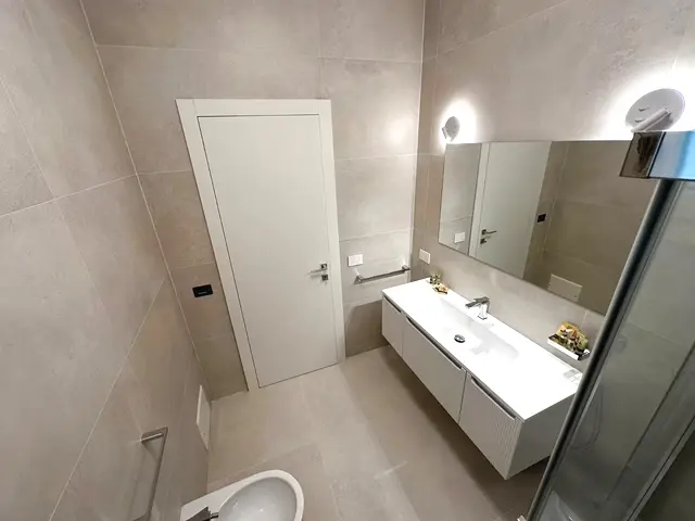 Bagno con lavabo e specchio, appartamento Borea Otranto