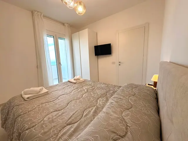 Camera da letto con armadio e TV, appartamento Borea Otranto