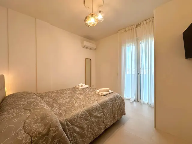 Camera da letto con accesso al balcone, appartamento Borea Otranto