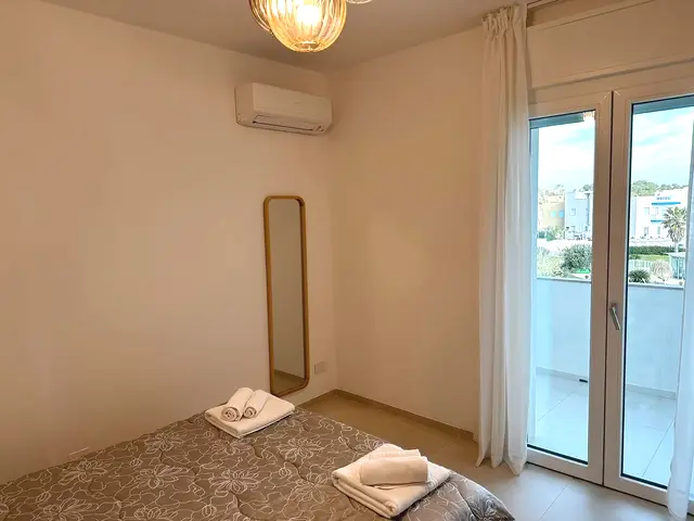 Camera da letto, vista dal balcone, appartamento Borea Otranto