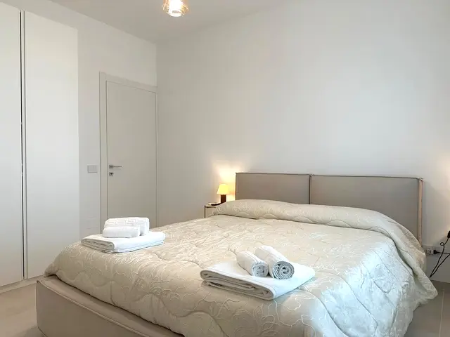 Camera da letto, dettaglio comodini, appartamento Borea Otranto
