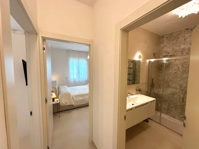 Corridoio verso camera e bagno, appartamento Borea Otranto