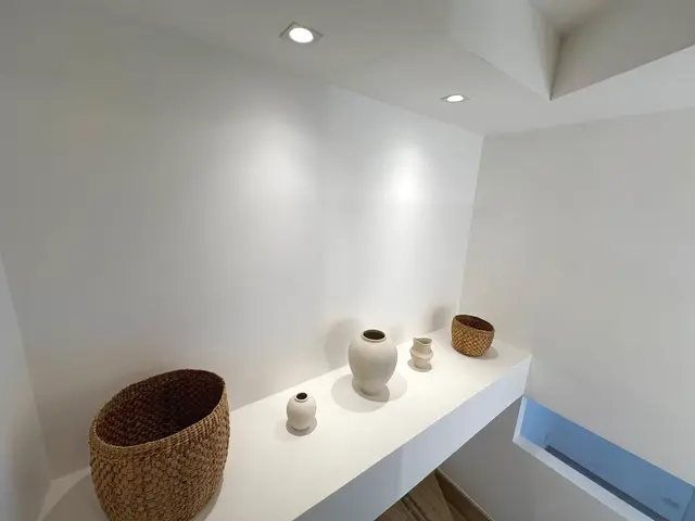 Dettaglio d'arredo con ceramiche, appartamento Borea Otranto