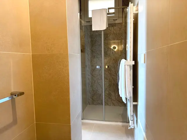 Doccia con rivestimento decorativo, appartamento Borea Otranto
